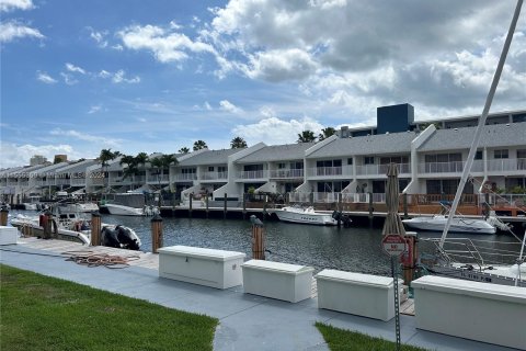 Condominio en venta en North Miami Beach, Florida, 1 dormitorio, 75.44 m2 № 1076429 - foto 7