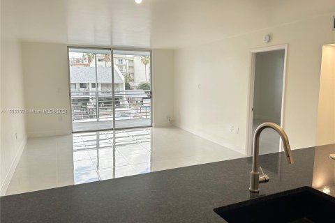 Condominio en venta en North Miami Beach, Florida, 1 dormitorio, 75.44 m2 № 1076429 - foto 16