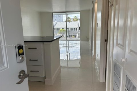 Condominio en venta en North Miami Beach, Florida, 1 dormitorio, 75.44 m2 № 1076429 - foto 4
