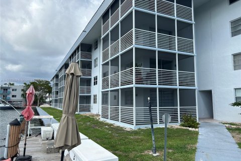 Condominio en venta en North Miami Beach, Florida, 1 dormitorio, 75.44 m2 № 1076429 - foto 1