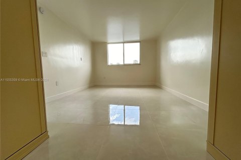 Condominio en venta en North Miami Beach, Florida, 1 dormitorio, 75.44 m2 № 1076429 - foto 30