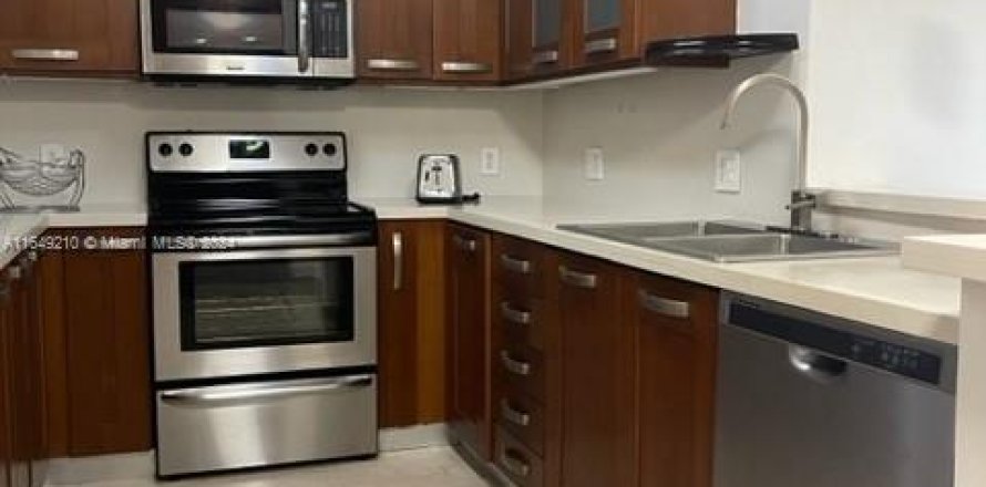 Condominio en North Miami, Florida, 1 dormitorio  № 1331835