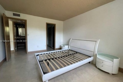 Condo in North Miami, Florida, 1 bedroom  № 1331835 - photo 15