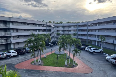 Condominio en venta en Hialeah, Florida, 2 dormitorios, 92.07 m2 № 1327544 - foto 1