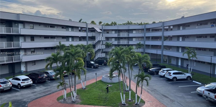 Condominio en Hialeah, Florida, 2 dormitorios  № 1327544