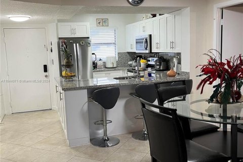 Condominio en venta en Hialeah, Florida, 2 dormitorios, 92.07 m2 № 1327544 - foto 15