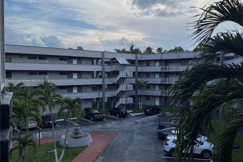 Condominio en venta en Hialeah, Florida, 2 dormitorios, 92.07 m2 № 1327544 - foto 17