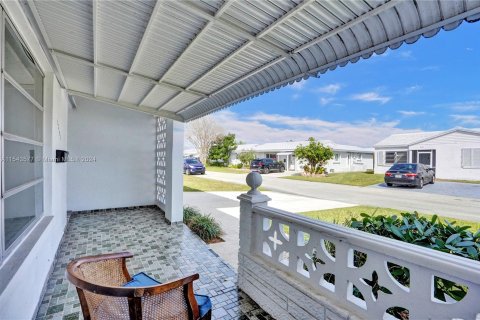Casa en venta en Tamarac, Florida, 2 dormitorios, 147.44 m2 № 1058072 - foto 3