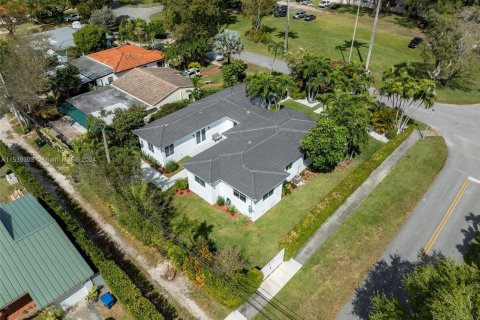 Casa en venta en Miami Springs, Florida, 4 dormitorios № 1040303 - foto 29