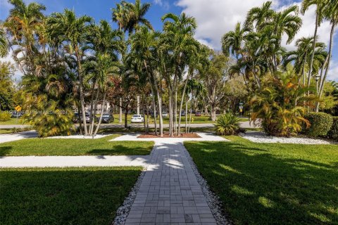 Купить виллу или дом в Майами-Спрингс, Флорида 4 спальни, № 1040303 - фото 3