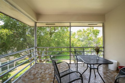 Condo in Lauderdale Lakes, Florida, 2 bedrooms  № 1226005 - photo 24