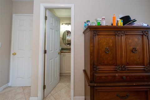 Condo in Lauderdale Lakes, Florida, 2 bedrooms  № 1226005 - photo 19