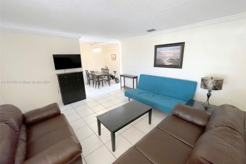 Condo in Miami, Florida, 1 bedroom  № 1328259 - photo 3