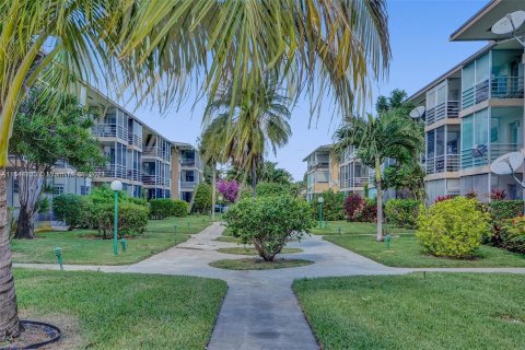 Condo in Miami, Florida, 1 bedroom  № 1328259 - photo 21