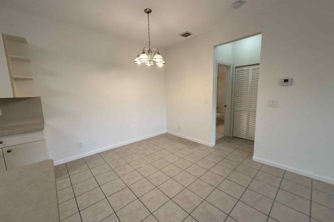 Condo in Palm Springs, Florida, 2 bedrooms  № 1022098 - photo 12