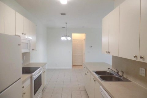 Condo in Palm Springs, Florida, 2 bedrooms  № 1022098 - photo 9