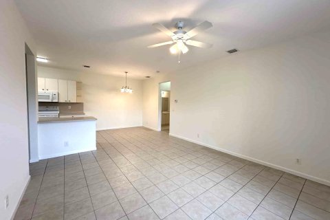 Condo in Palm Springs, Florida, 2 bedrooms  № 1022098 - photo 13