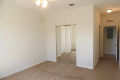 Condo in Palm Springs, Florida, 2 bedrooms  № 1022098 - photo 6