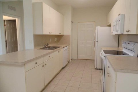 Condo in Palm Springs, Florida, 2 bedrooms  № 1022098 - photo 10