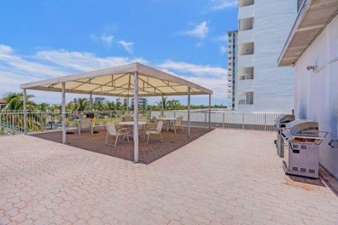 Condo in Hollywood, Florida, 1 bedroom  № 1019421 - photo 22