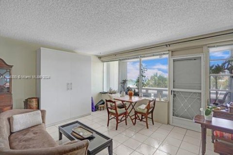 Condo in Hollywood, Florida, 1 bedroom  № 1019421 - photo 3