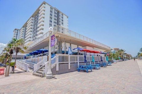 Condo in Hollywood, Florida, 1 bedroom  № 1019421 - photo 11