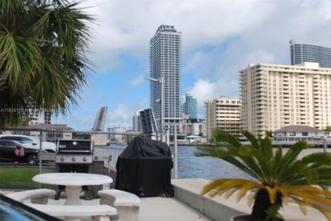 Condo in Hallandale Beach, Florida, 2 bedrooms  № 1306351 - photo 9