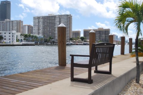 Copropriété à vendre à Hallandale Beach, Floride: 2 chambres, 116.13 m2 № 1306351 - photo 1