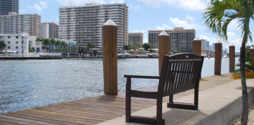 Condo in Hallandale Beach, Florida, 2 bedrooms  № 1306351