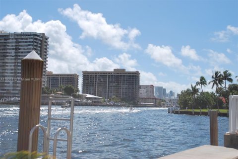 Condo in Hallandale Beach, Florida, 2 bedrooms  № 1306351 - photo 21