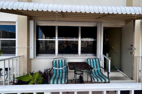 Condo in Hallandale Beach, Florida, 2 bedrooms  № 1306351 - photo 16