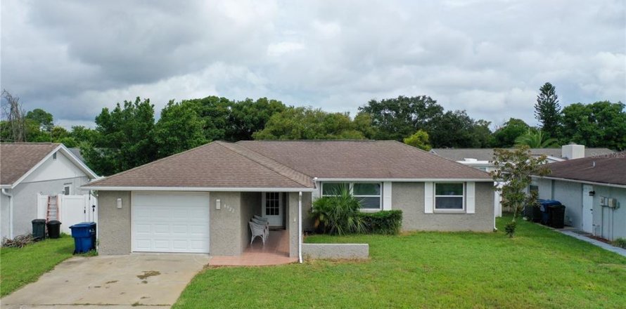 House in Port Richey, Florida 2 bedrooms, 124.49 sq.m. № 1388383