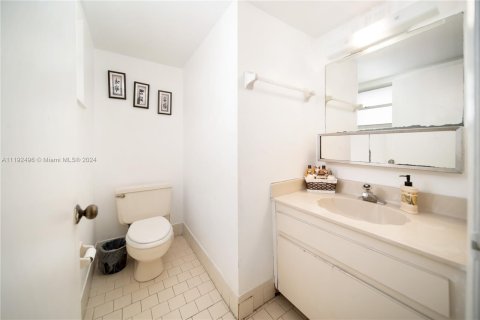 Condo in Miami Beach, Florida, 1 bedroom  № 1071716 - photo 18