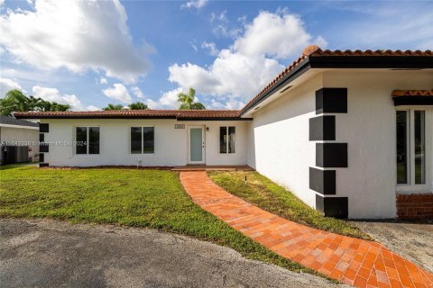 House in Miami, Florida 4 bedrooms, 153.57 sq.m. № 1328837 - photo 2