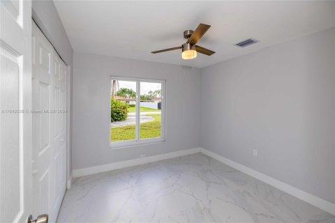 House in Miami, Florida 4 bedrooms, 153.57 sq.m. № 1328837 - photo 15