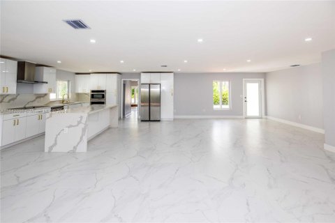 House in Miami, Florida 4 bedrooms, 153.57 sq.m. № 1328837 - photo 8