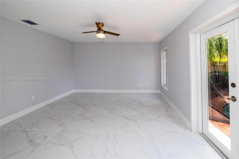 House in Miami, Florida 4 bedrooms, 153.57 sq.m. № 1328837 - photo 21