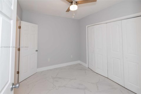 House in Miami, Florida 4 bedrooms, 153.57 sq.m. № 1328837 - photo 16