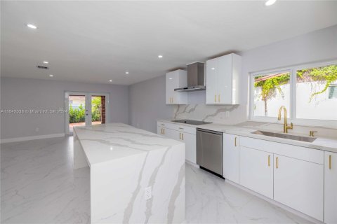 House in Miami, Florida 4 bedrooms, 153.57 sq.m. № 1328837 - photo 10