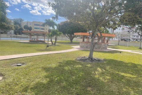 Condo in Lauderdale Lakes, Florida, 2 bedrooms  № 1038308 - photo 2