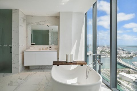 Condominio en venta en Miami, Florida, 4 dormitorios, 449.93 m2 № 1073071 - foto 11