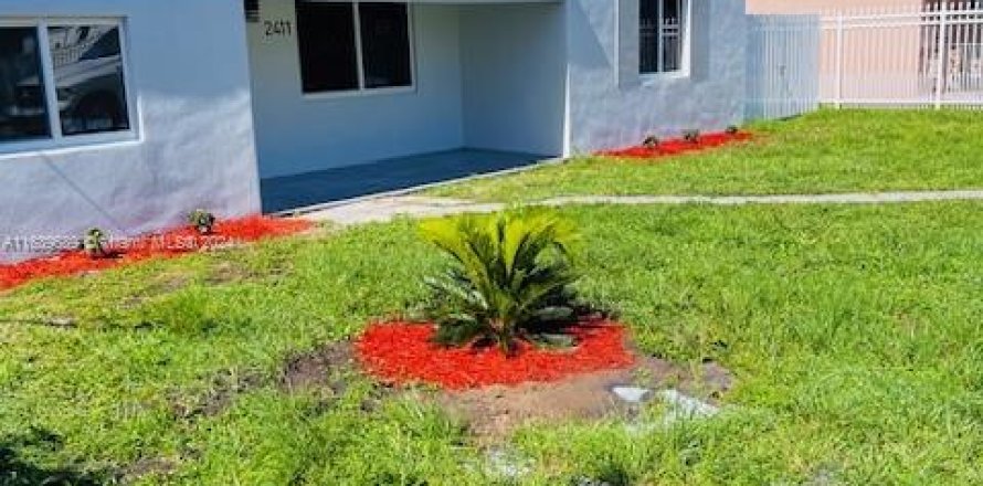 House in Miami, Florida 3 bedrooms, 129.41 sq.m. № 1320669