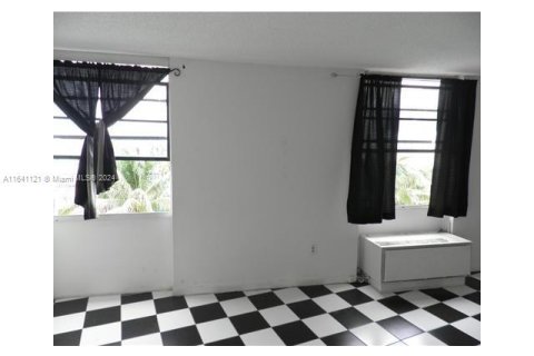 Condo in Miami Beach, Florida  № 1356956 - photo 12