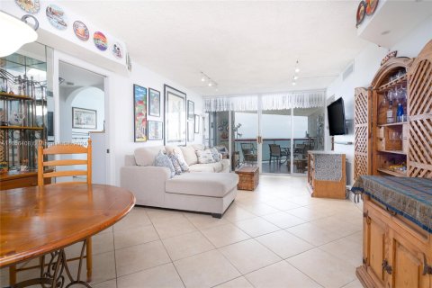 Condo in Miami Beach, Florida, 2 bedrooms  № 1356955 - photo 24