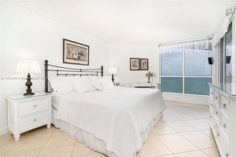 Condo in Miami Beach, Florida, 2 bedrooms  № 1356955 - photo 15