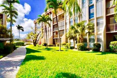 Condo in Hallandale Beach, Florida, 2 bedrooms  № 1356985 - photo 1