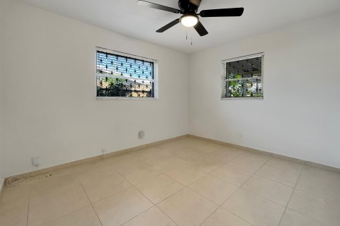 House in Lauderdale Lakes, Florida 2 bedrooms, 88.35 sq.m. № 1075747 - photo 7