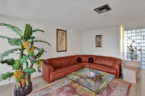 Condo in Fort Lauderdale, Florida, 2 bedrooms  № 1050145 - photo 27