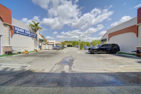 Commercial property in Miami, Florida № 1065204 - photo 9