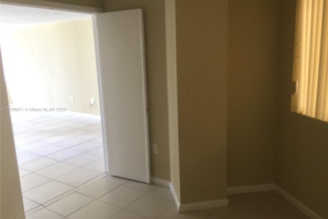 Condo in Miami, Florida, 2 bedrooms  № 1401427 - photo 11